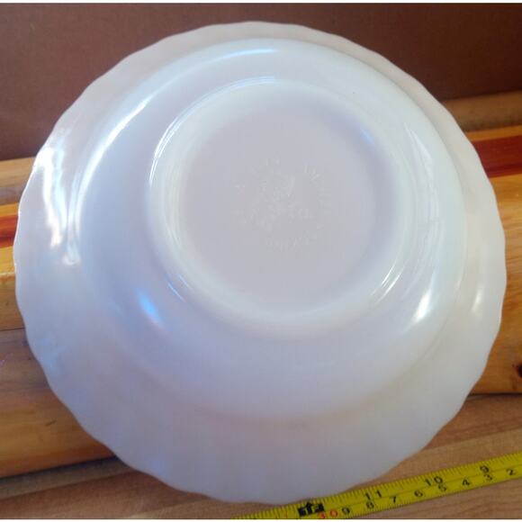 Collectable Anchor Hocking FIRE KING  8.5" Bowls. 2, Mint green and milk glass. - Picture 6 of 7